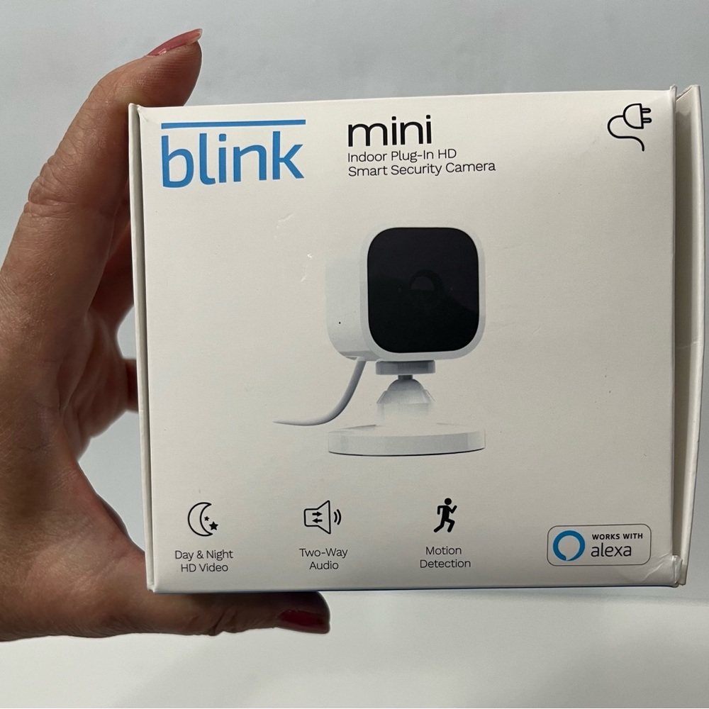 New Blink Mini Indoor Plug In HD Smart Security Camera Compact USB Power Cable - Picture 2 of 8